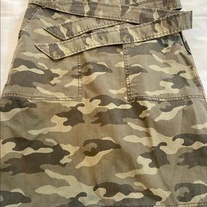 Banana Republic Size 6 camouflage Skirt